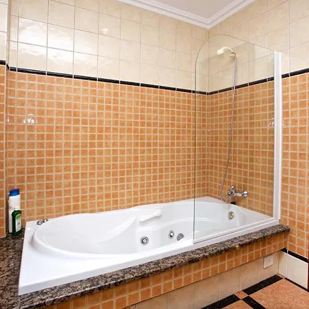 Sleeps 8 With Wifi וילה
